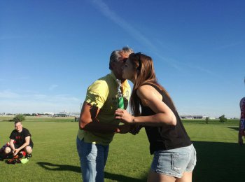 Tomáš Racocha přebírá cenu za nejlepšího hráče sezóny 2015/2016